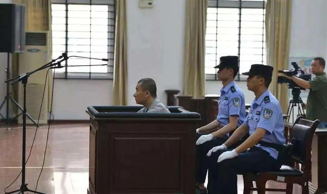AG真人两赌徒赌得身无分文徒步3天3夜从杭州走到上海将一家三口灭门(图11)