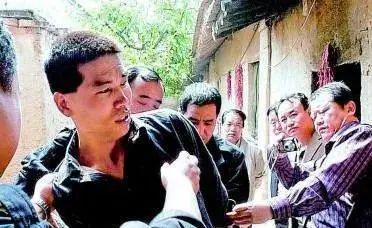 AG真人两赌徒赌得身无分文徒步3天3夜从杭州走到上海将一家三口灭门(图6)