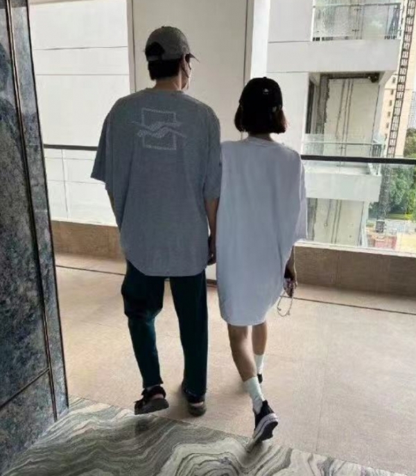 AG真人姐弟恋再添实锤！被曝三度同居密码锁这一幕甜到齁嗓子！(图9)