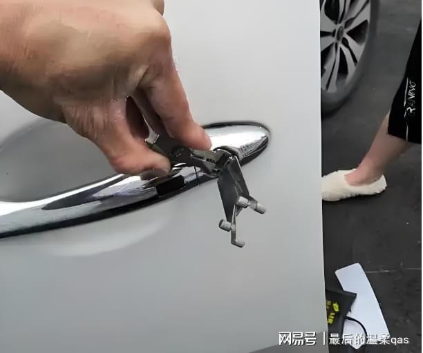 AG真人三亚开锁换锁师傅电话三亚换锁芯开防盗门车门保险柜门锁(图1)